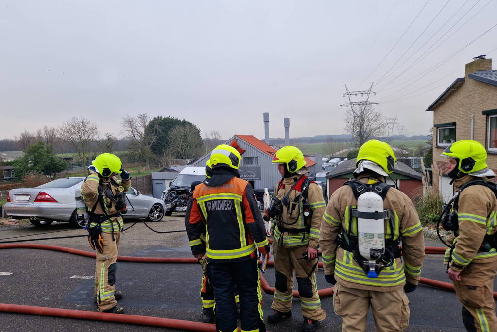 Eigenaar garagebedrijf gewond na bluspoging bij loodsbrand