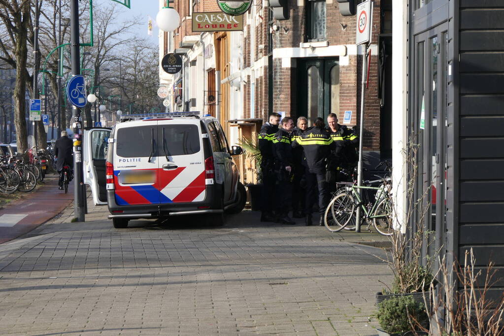 Kogelgaten in het raam van cafe Le Baroque