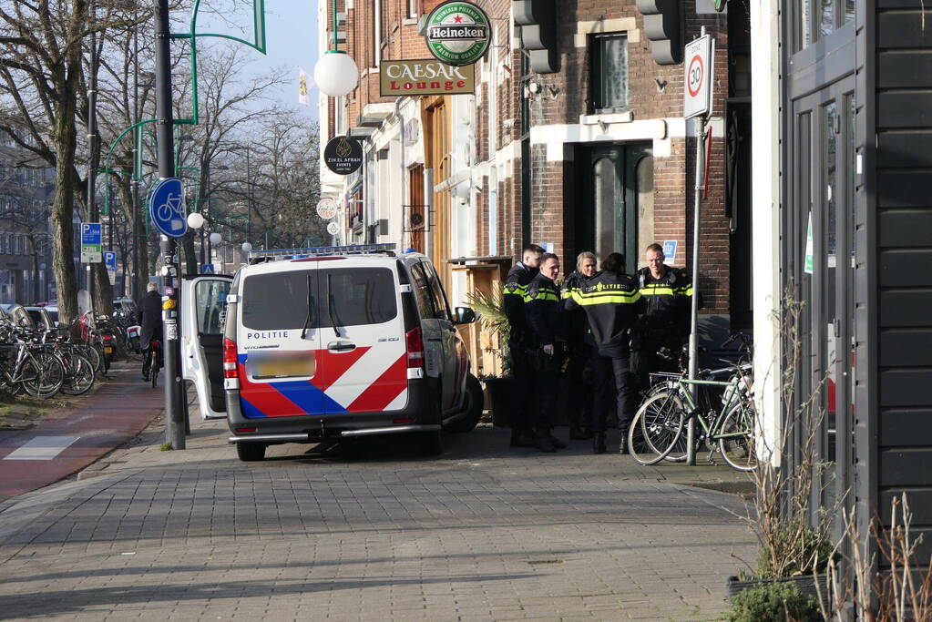 Kogelgaten in het raam van cafe Le Baroque