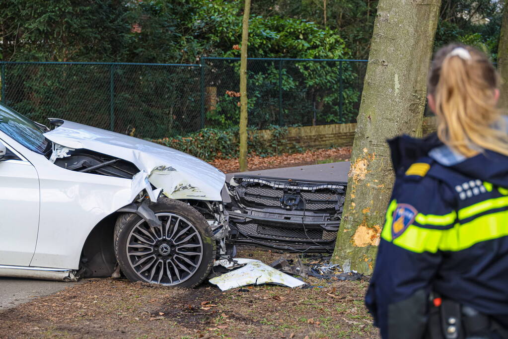 Mercedes eindigt tegen boom