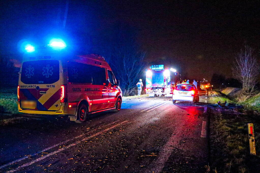 Automobilist slaat meerdere malen over de kop