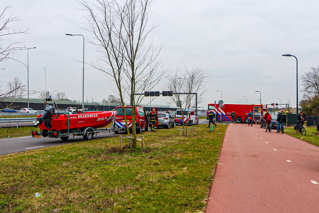 Autobrand bij demontagebedrijf de Graaf