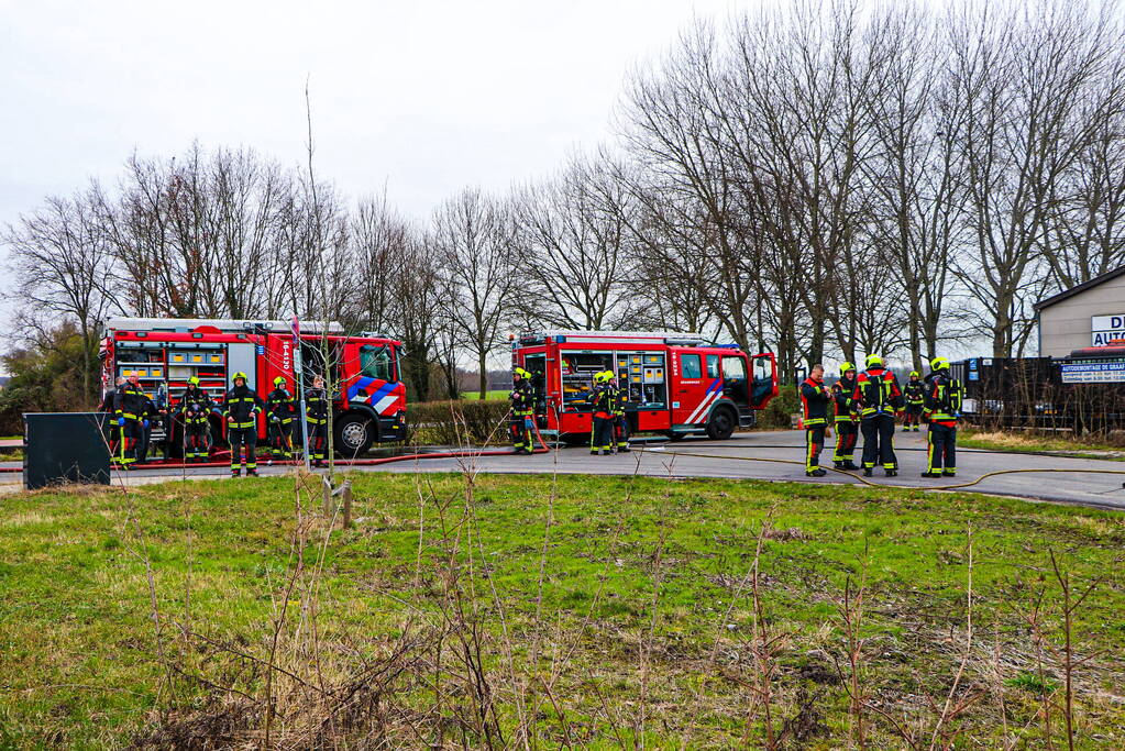 Autobrand bij demontagebedrijf de Graaf