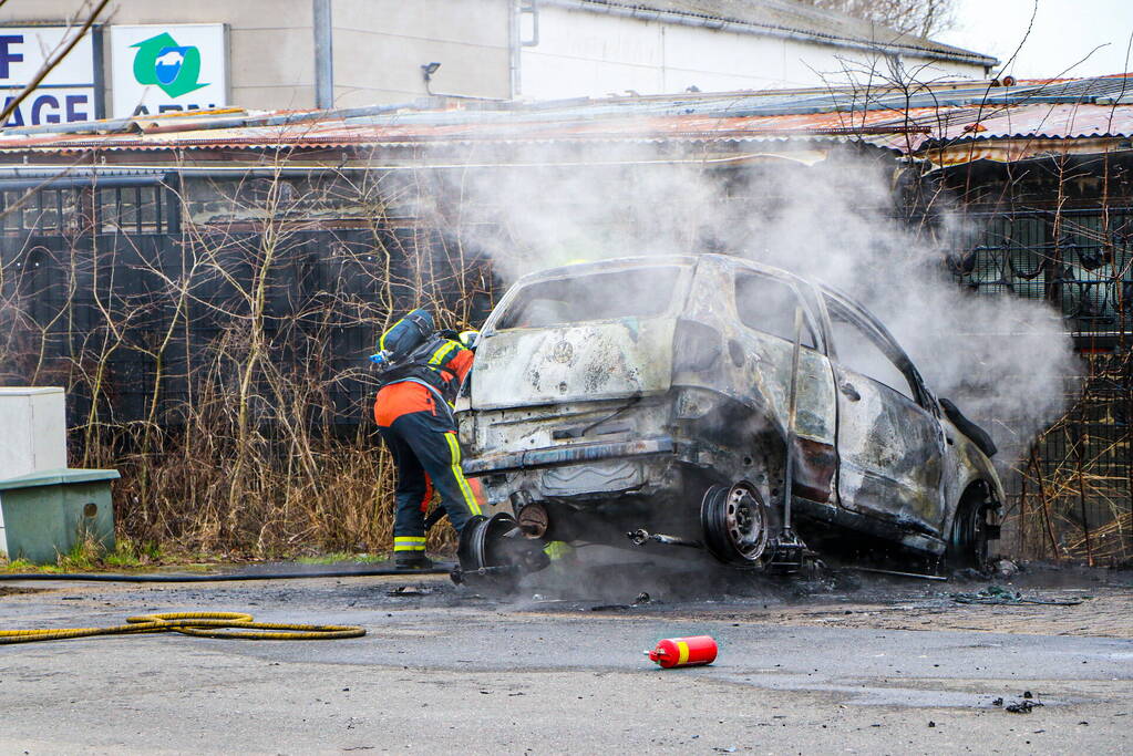 Autobrand bij demontagebedrijf de Graaf