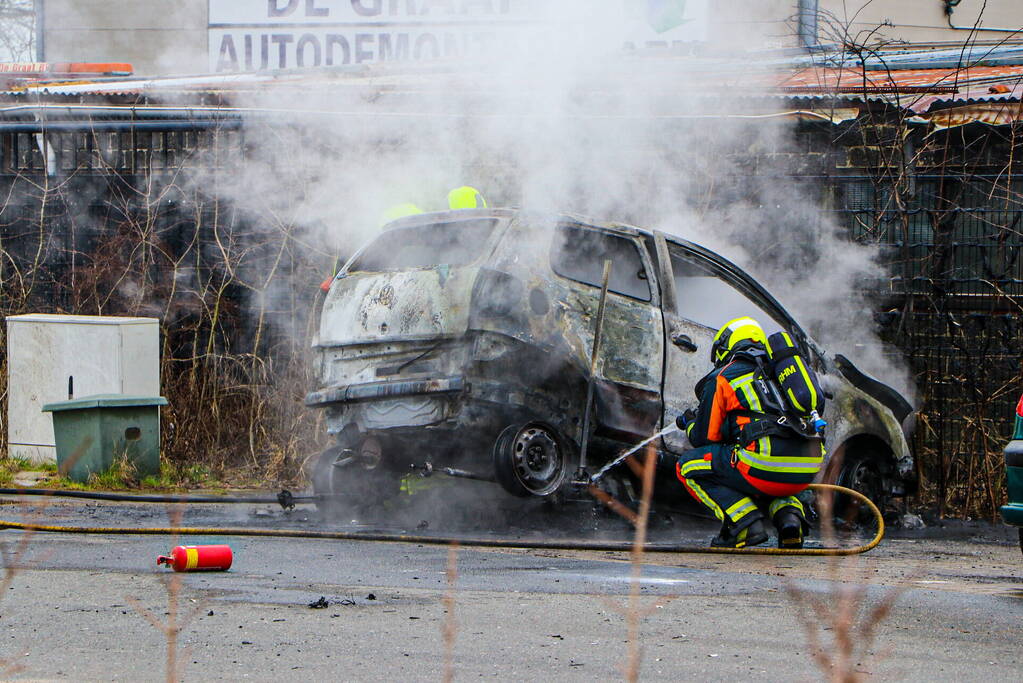 Autobrand bij demontagebedrijf de Graaf