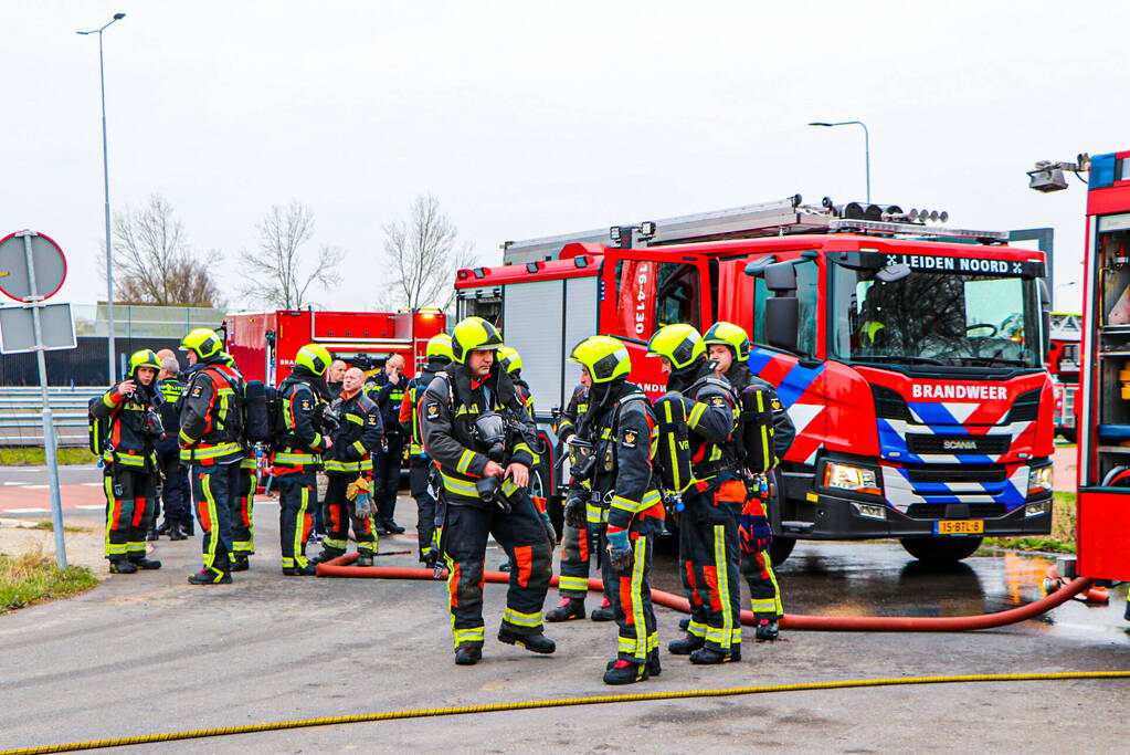 Autobrand bij demontagebedrijf de Graaf