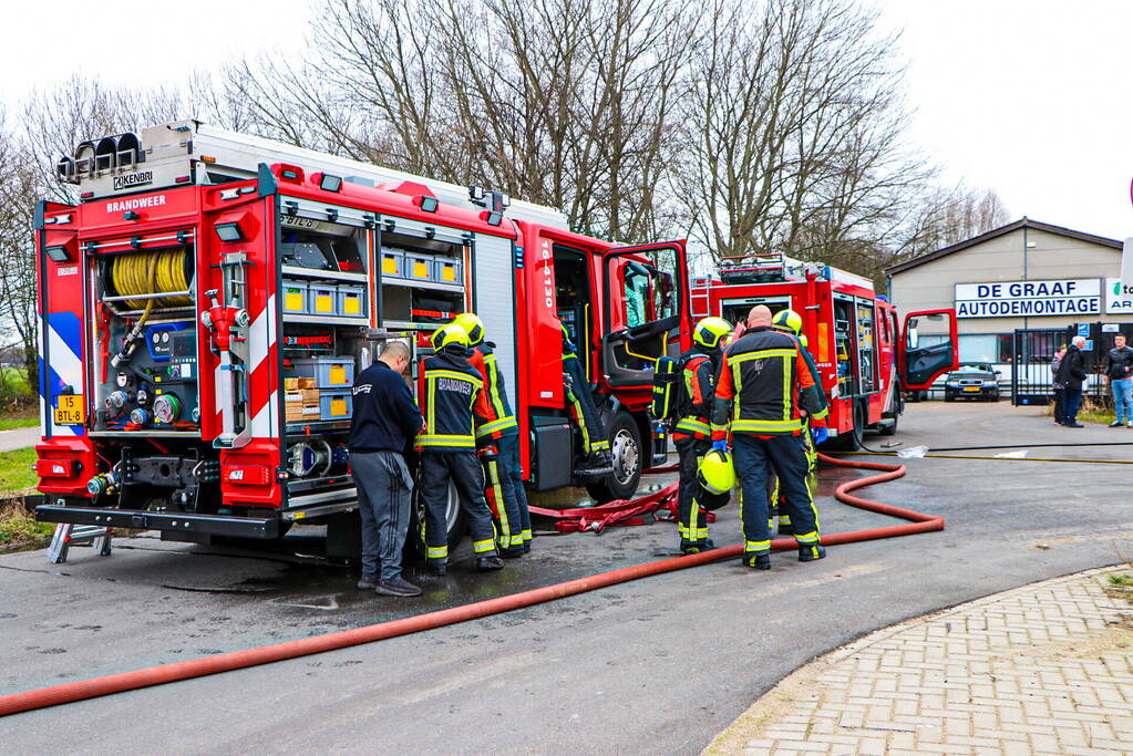 Autobrand bij demontagebedrijf de Graaf