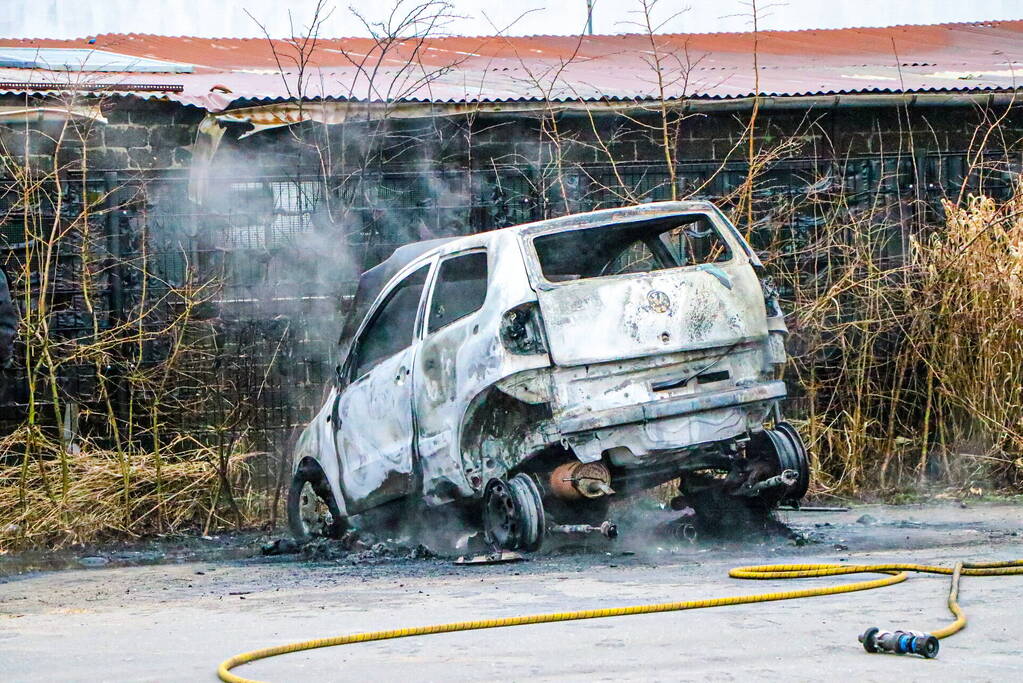 Autobrand bij demontagebedrijf de Graaf