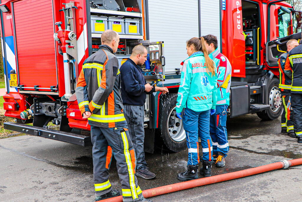 Autobrand bij demontagebedrijf de Graaf