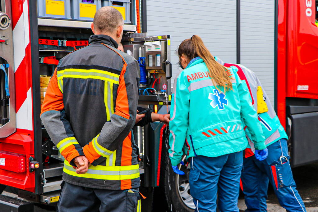 Autobrand bij demontagebedrijf de Graaf