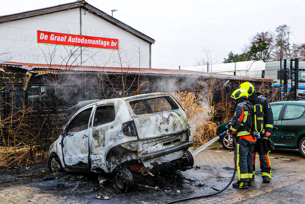 Autobrand bij demontagebedrijf de Graaf