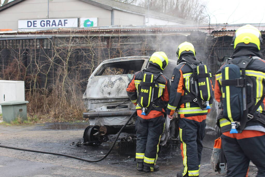 Autobrand bij demontagebedrijf de Graaf