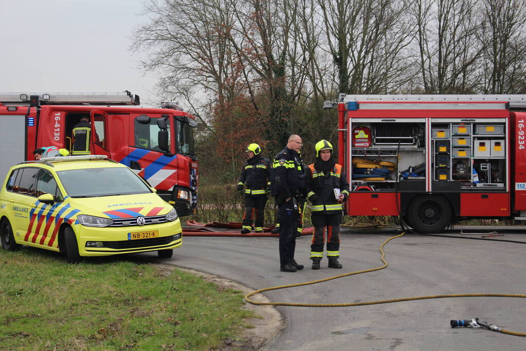 Autobrand bij demontagebedrijf de Graaf