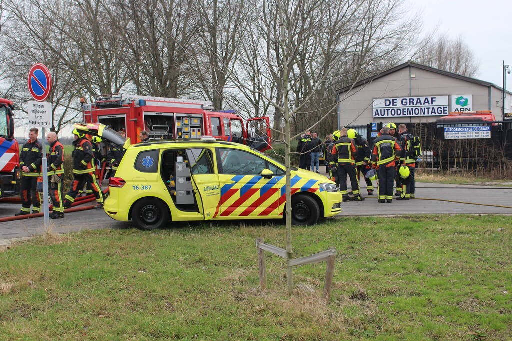 Autobrand bij demontagebedrijf de Graaf