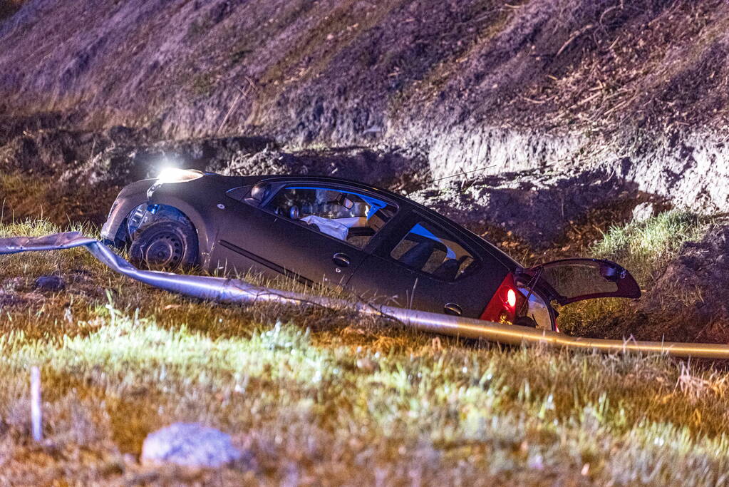 Gevaarlijke verdachte crasht met auto