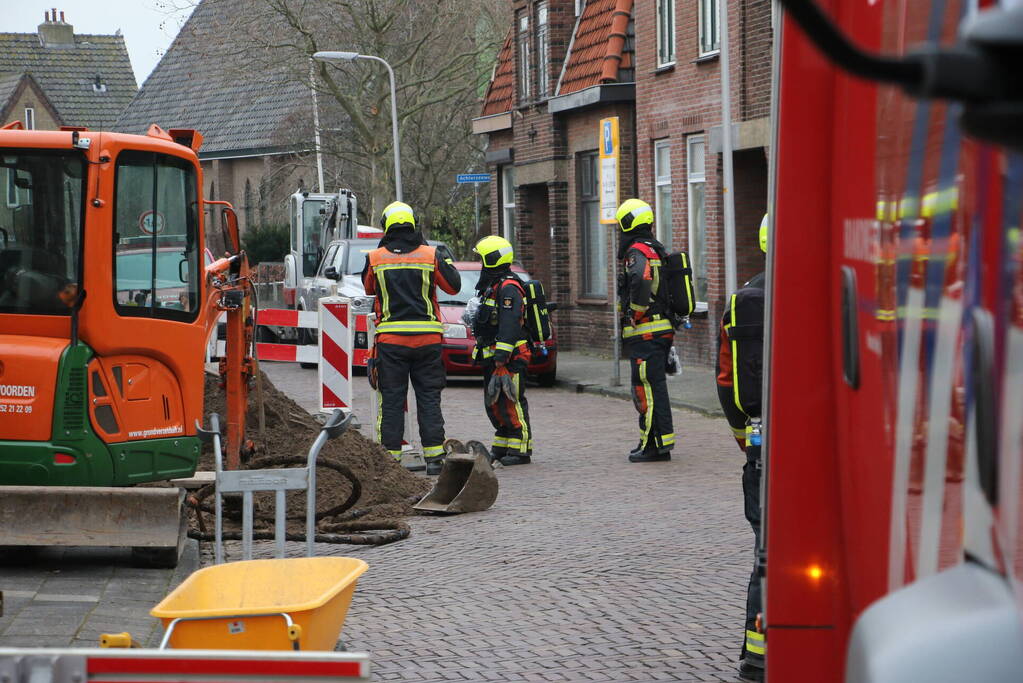 Aannemer plakt gasleiding dicht met plakband