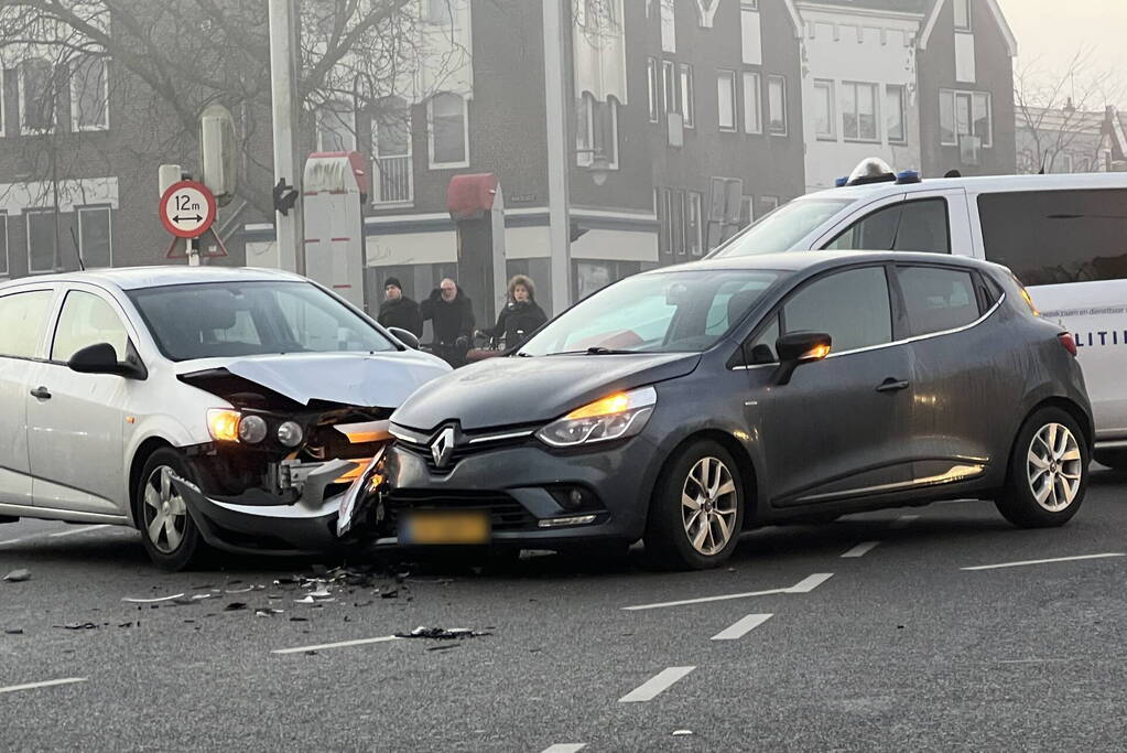 Twee auto's botsen op kruispunt