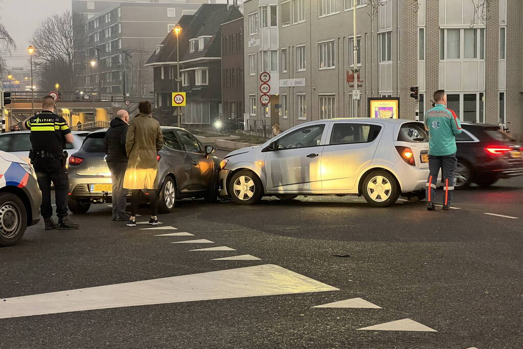 Twee auto's botsen op kruispunt