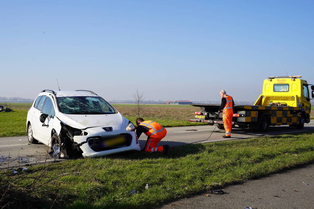 Veel schade nadat auto over kop slaat