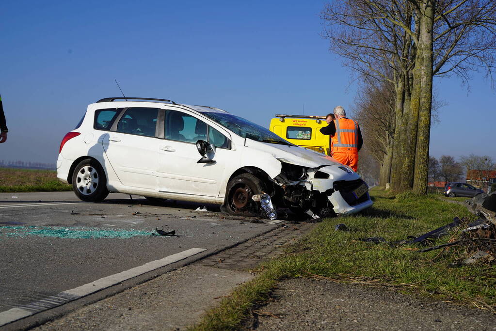 Veel schade nadat auto over kop slaat