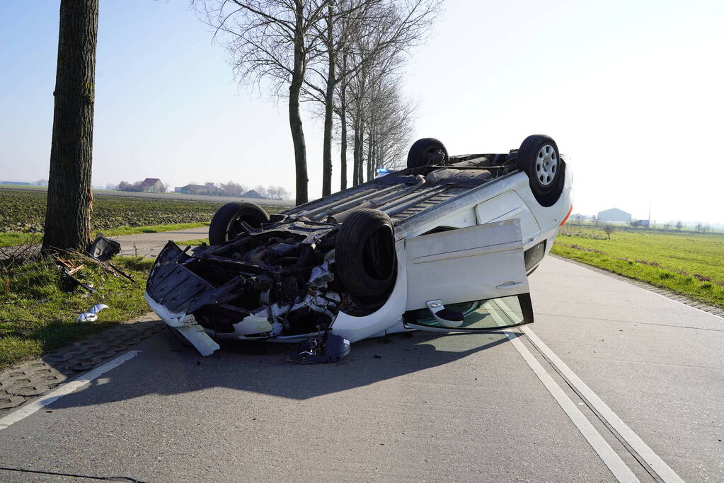 Veel schade nadat auto over kop slaat