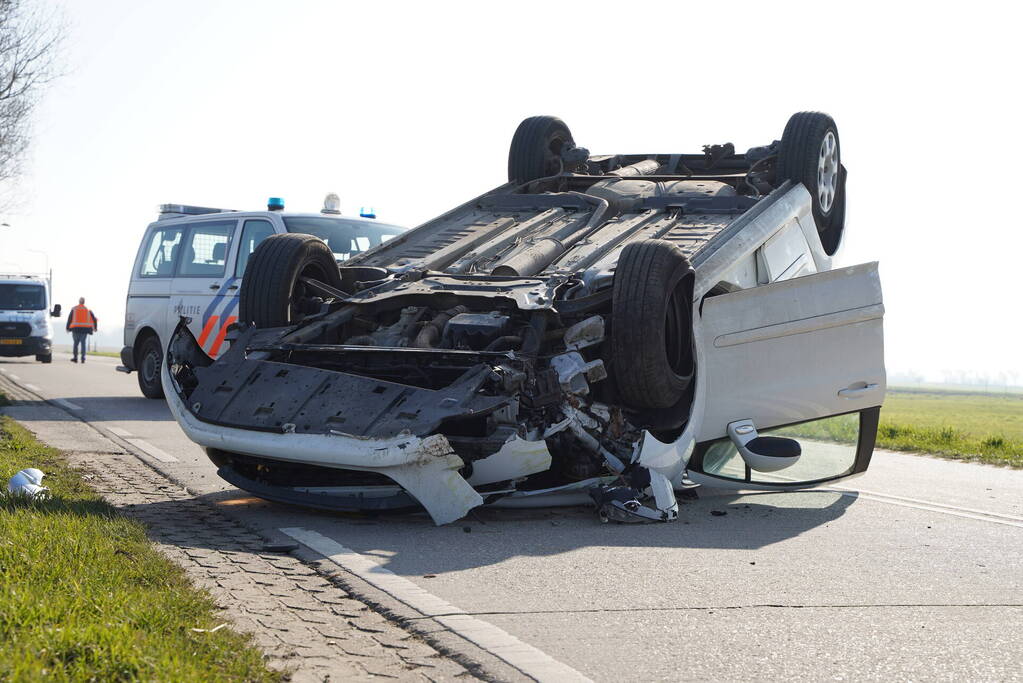 Veel schade nadat auto over kop slaat