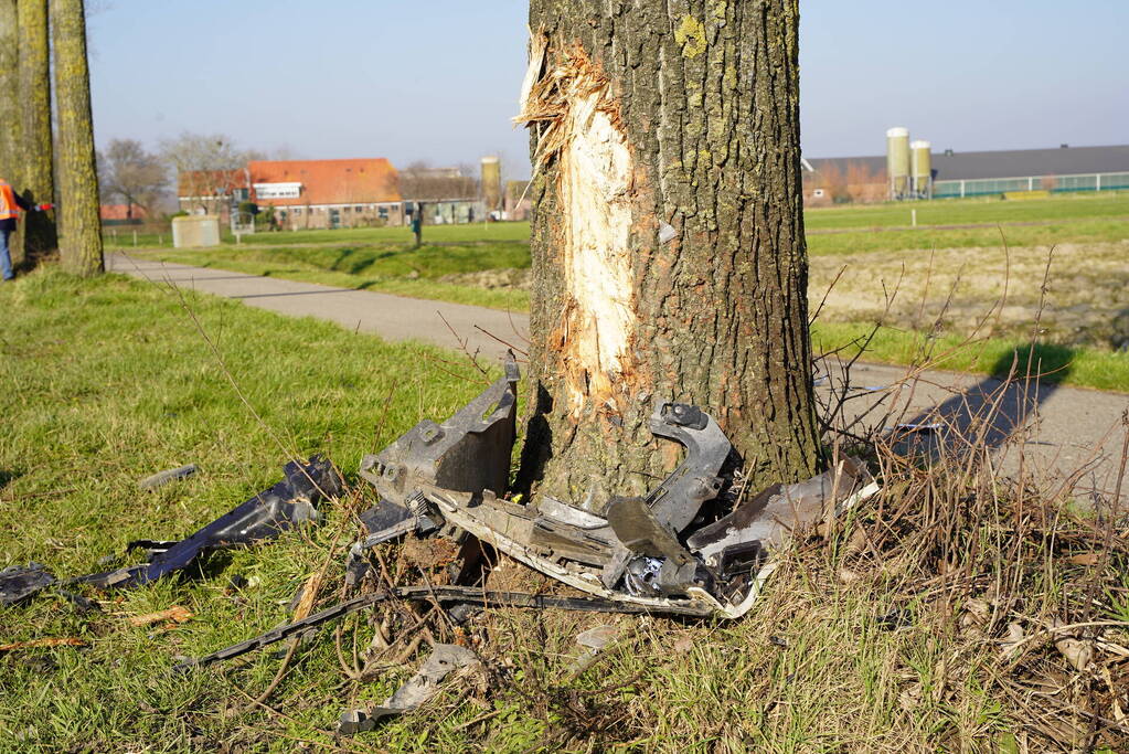 Veel schade nadat auto over kop slaat