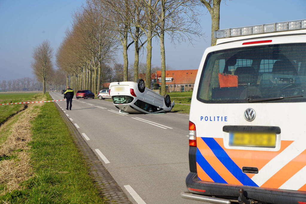 Veel schade nadat auto over kop slaat