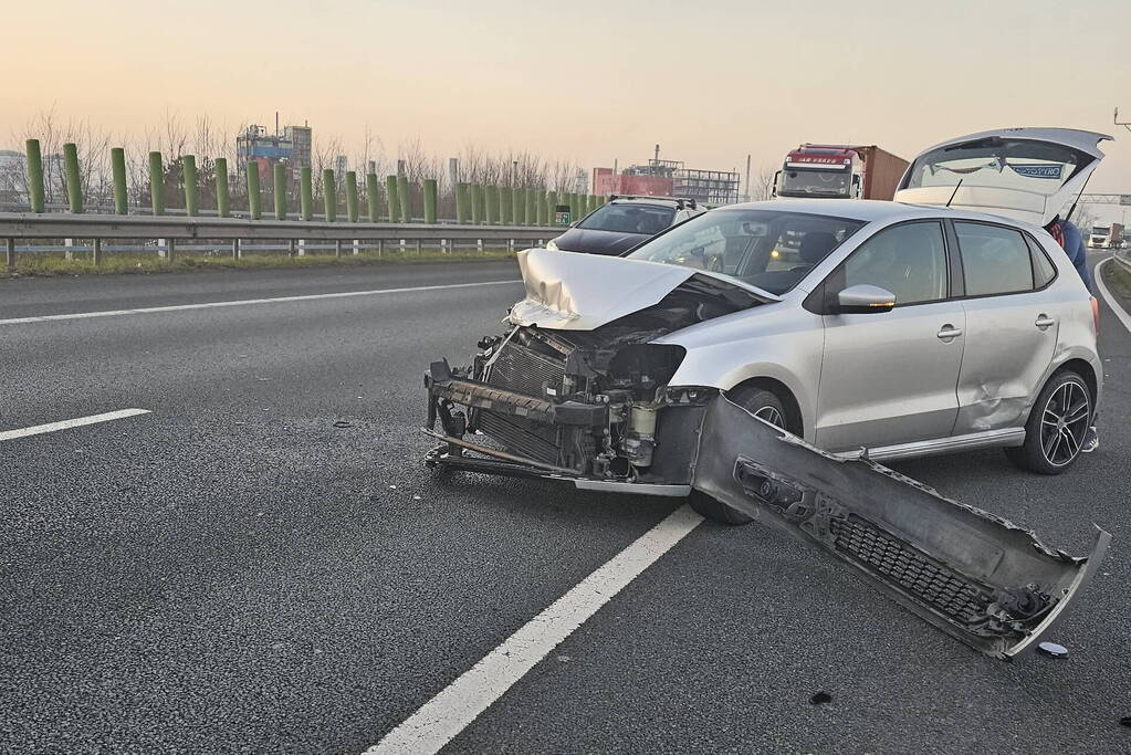 Aanrijding tussen auto en vrachtwagen