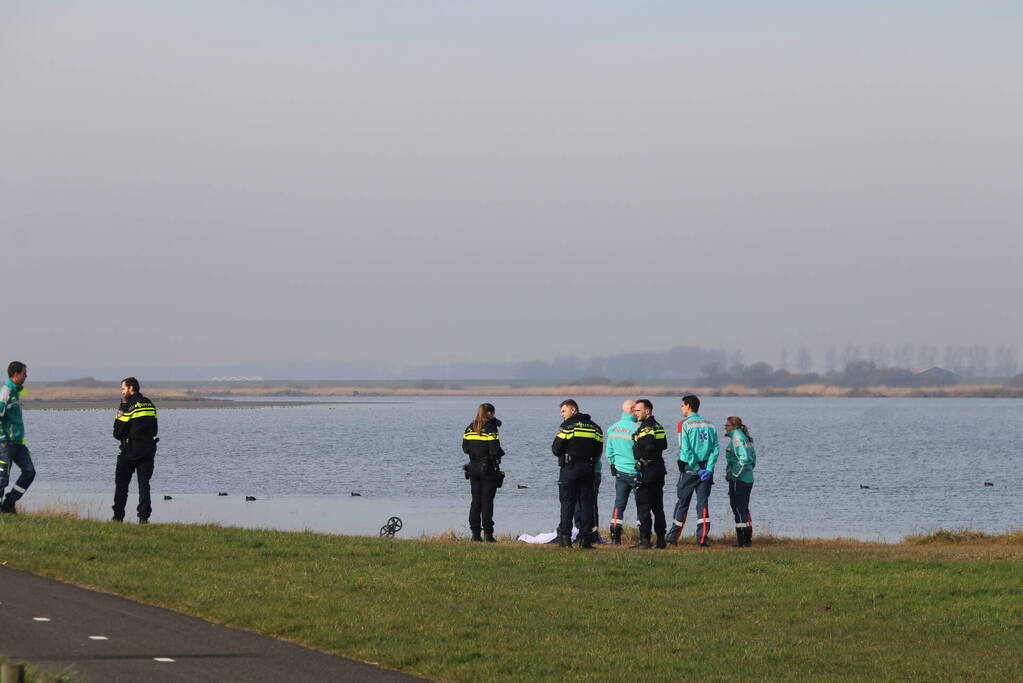 Persoon overleden na val in het water