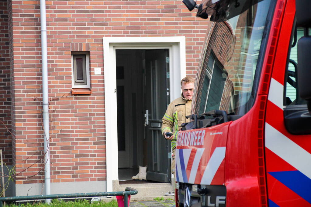 Brandweer doet onderzoek naar gaslucht in woning