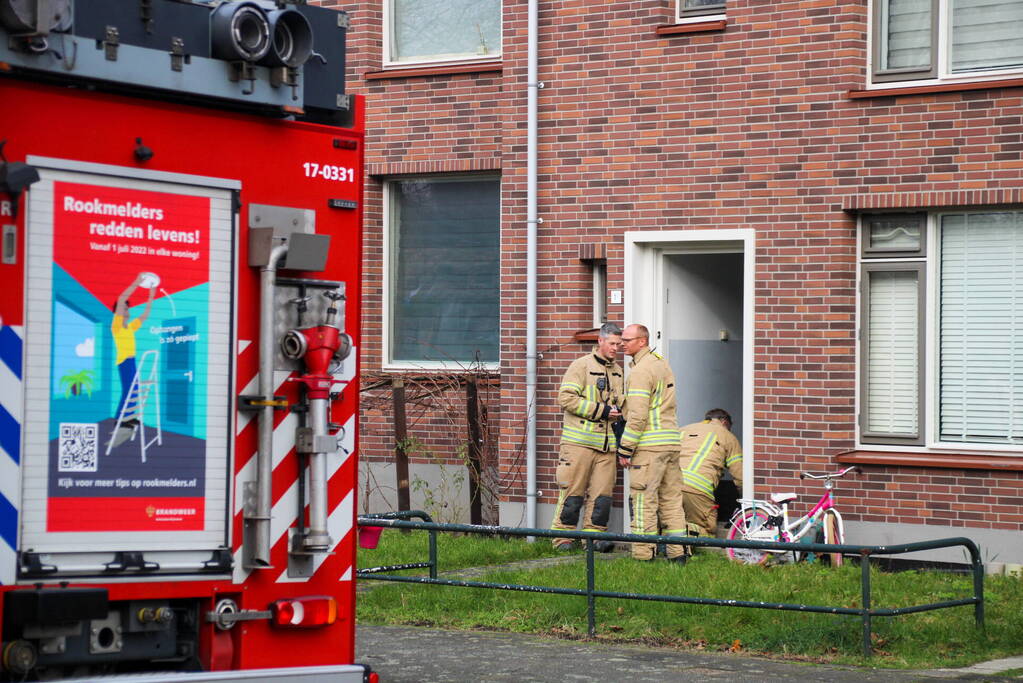 Brandweer doet onderzoek naar gaslucht in woning