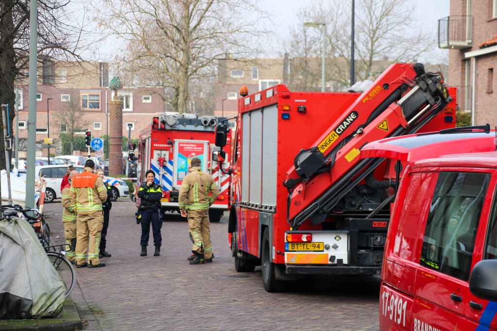 Brandweer doet onderzoek naar gaslucht in woning