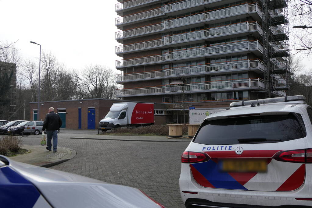 Overleden persoon aangetroffen in flatwoning