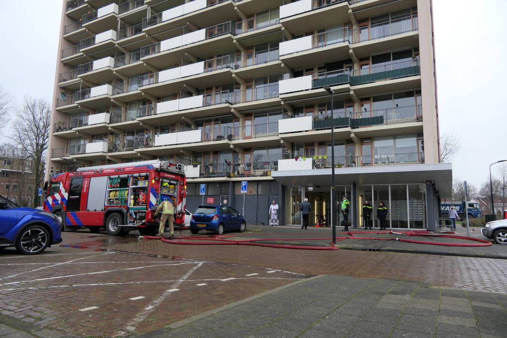 Brand op dak van woontoren