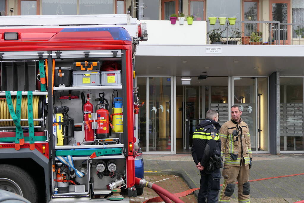 Brand op dak van woontoren