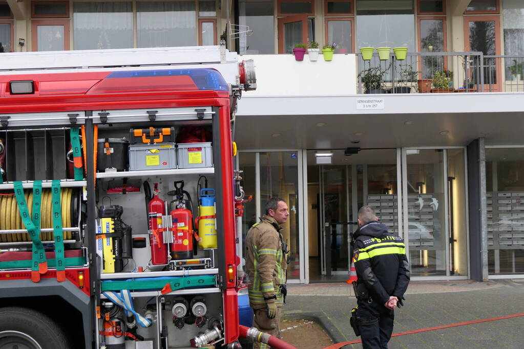 Brand op dak van woontoren