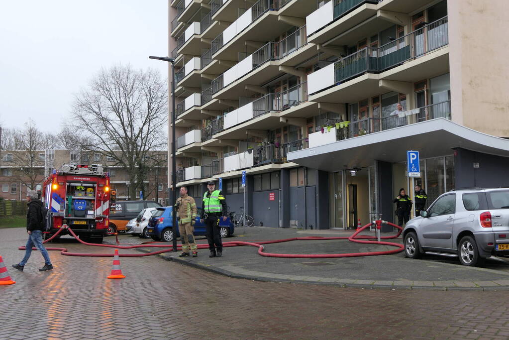 Brand op dak van woontoren