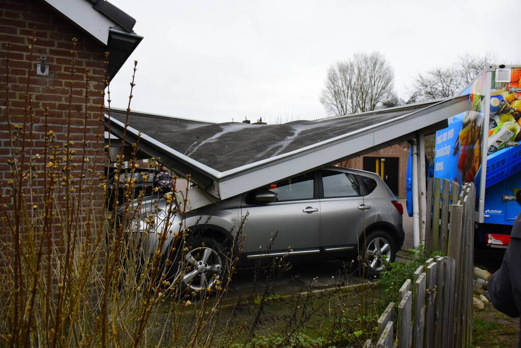 Albert Heijn bezorgdienst laat carport instorten