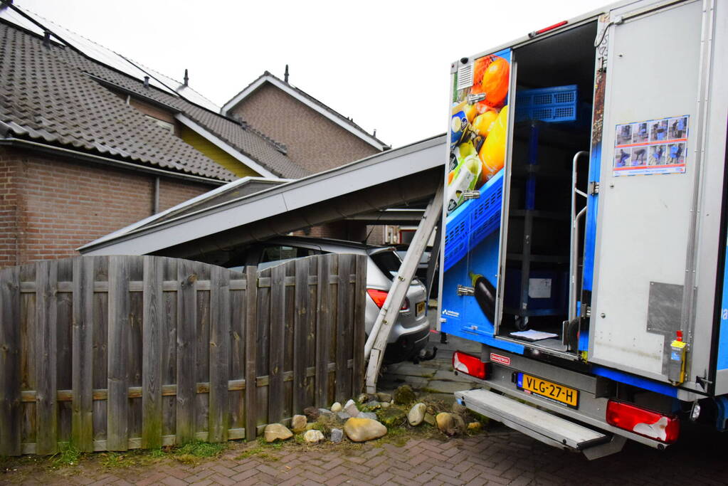 Albert Heijn bezorgdienst laat carport instorten