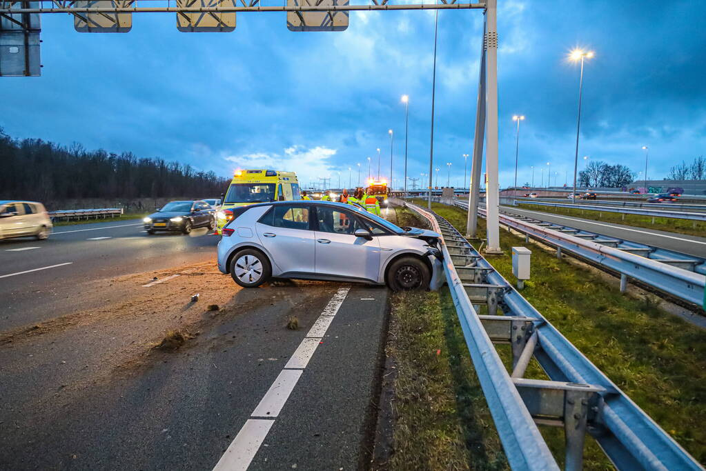 Automobilist botst tegen vangrail