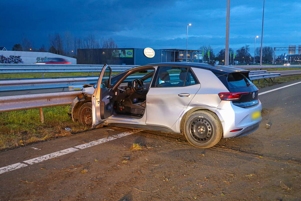 Automobilist botst tegen vangrail