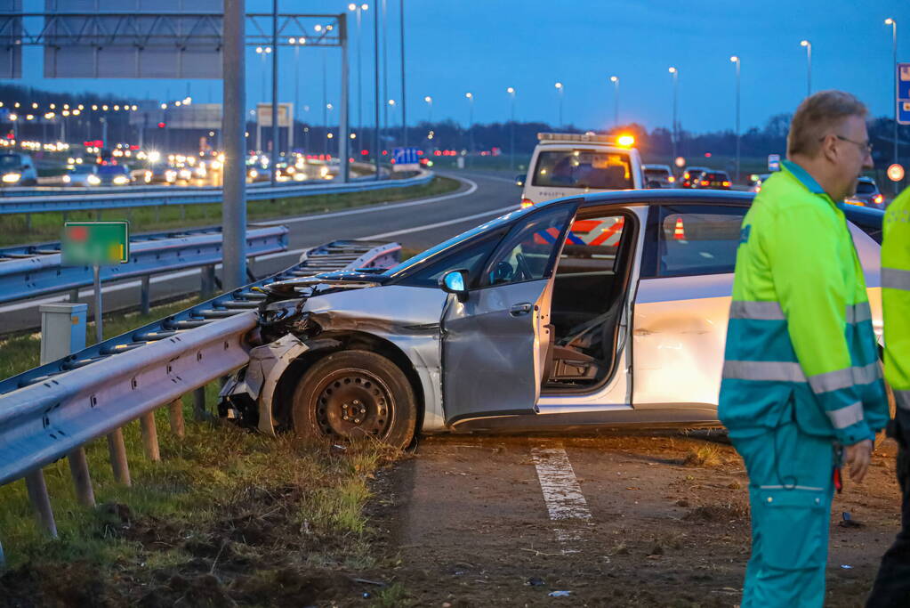 Automobilist botst tegen vangrail