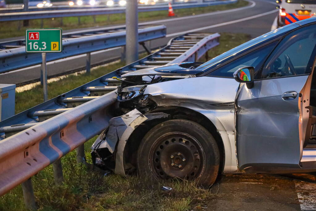 Automobilist botst tegen vangrail