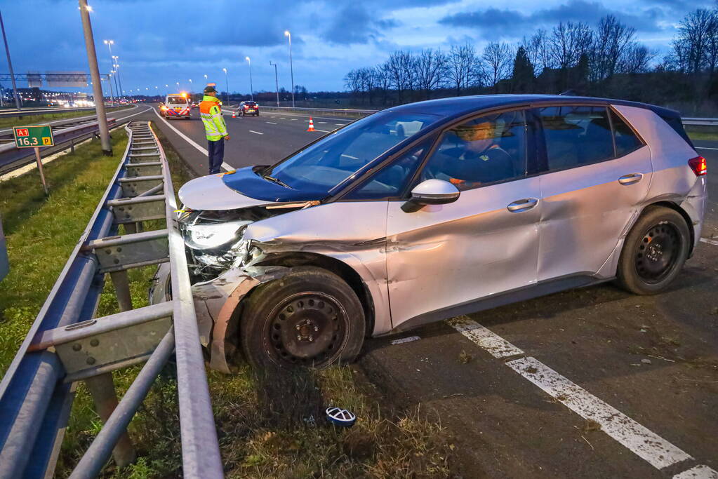 Automobilist botst tegen vangrail