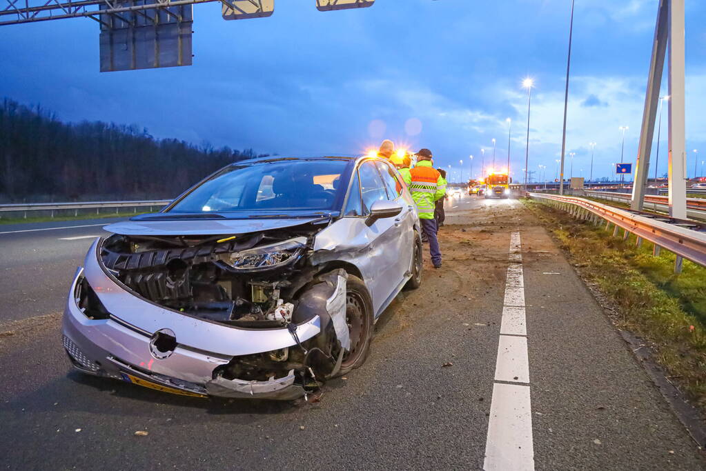 Automobilist botst tegen vangrail