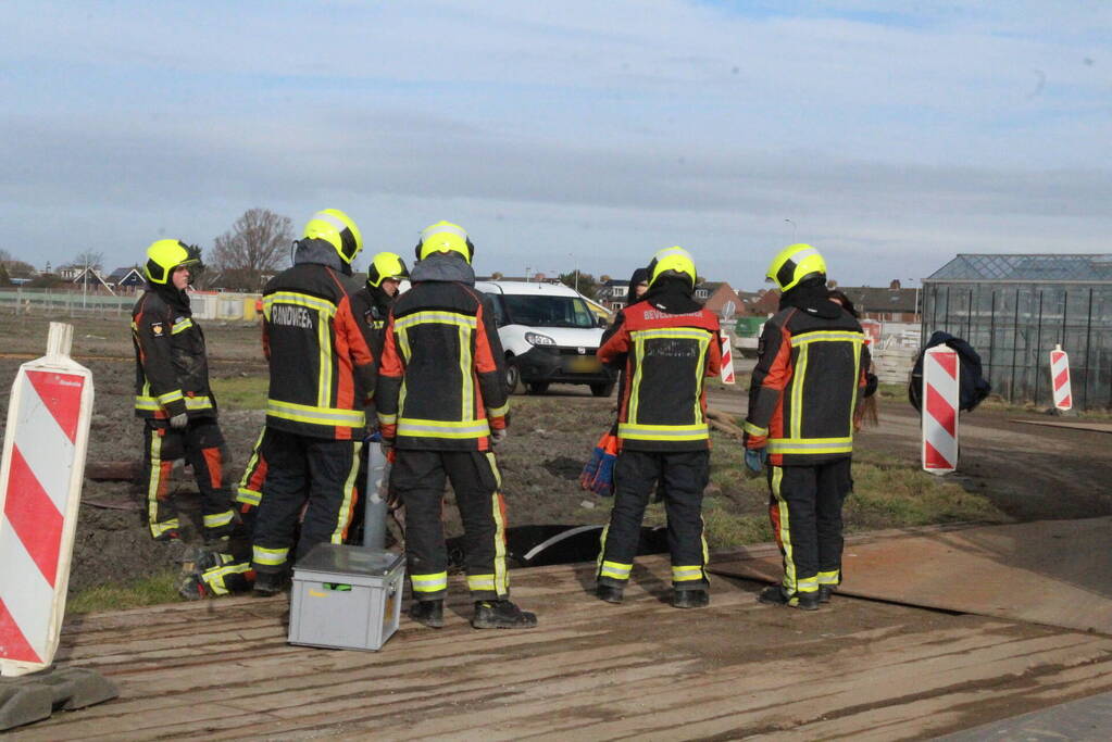 Paard valt in groot gat naast rijplaten