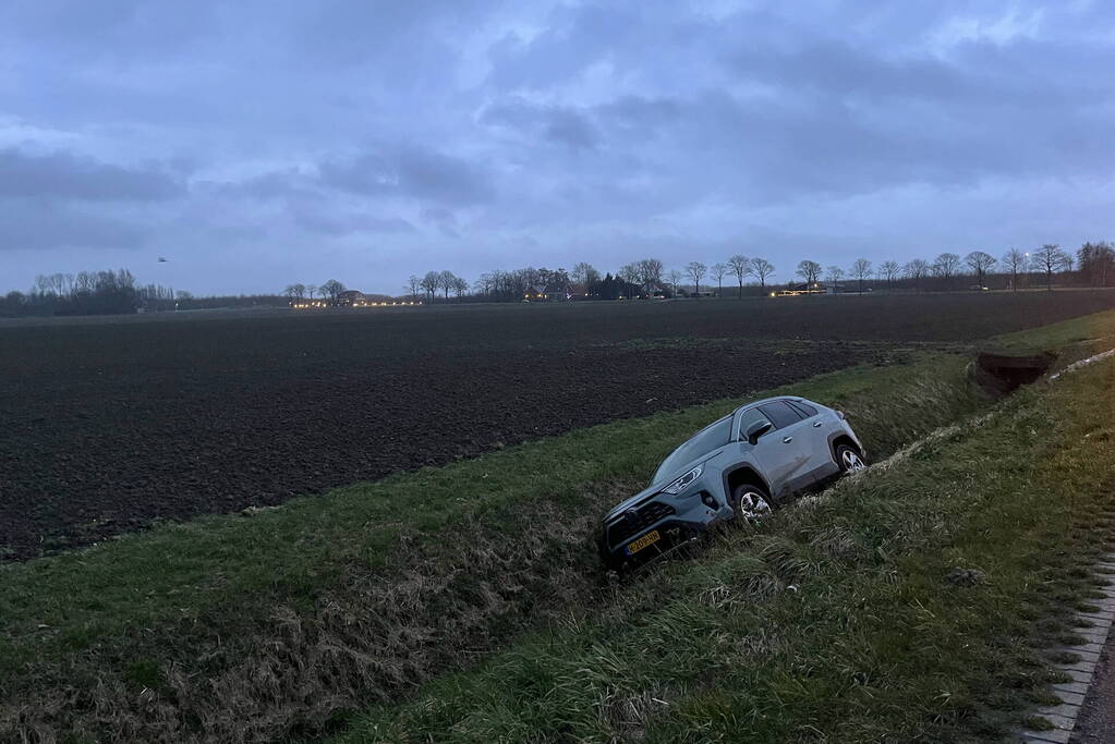 Automobilist belandt in greppel