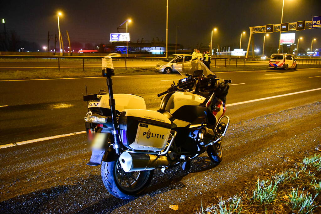 Politieagent schiet op voertuig op snelweg