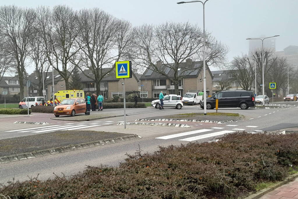 Flinke schade bij botsing tussen taxi en auto